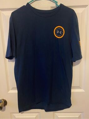Under Armour Men’s Dark Blue Short-Sleeve Logo Tee with Gold Accent